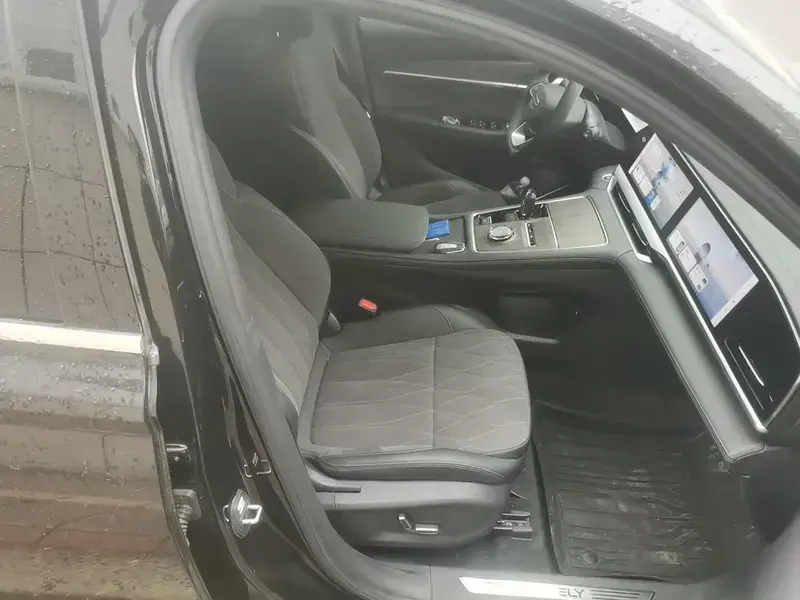 2025 Geely Monjaro с пробегом 31 000 км