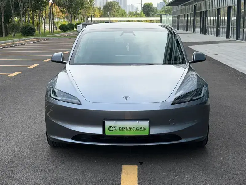 2025 Tesla Model 3 с пробегом 11 000 км