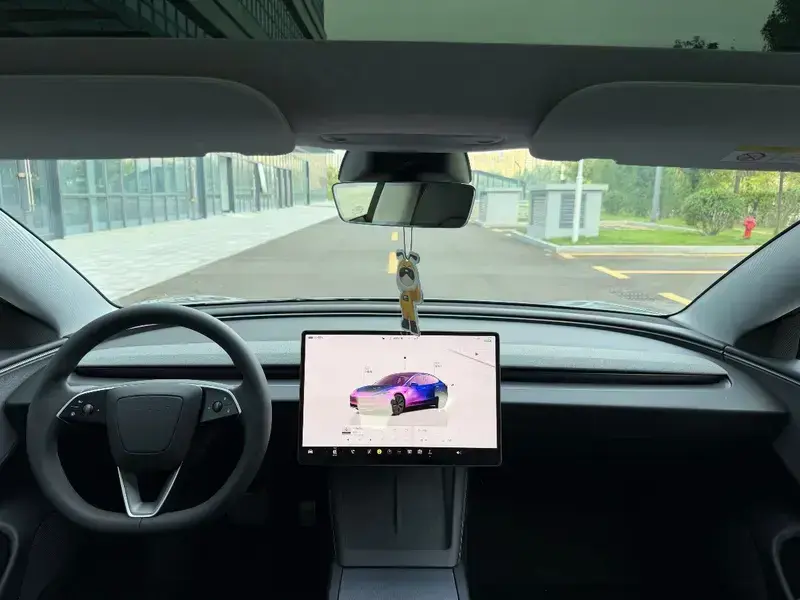 2025 Tesla Model 3 с пробегом 11 000 км