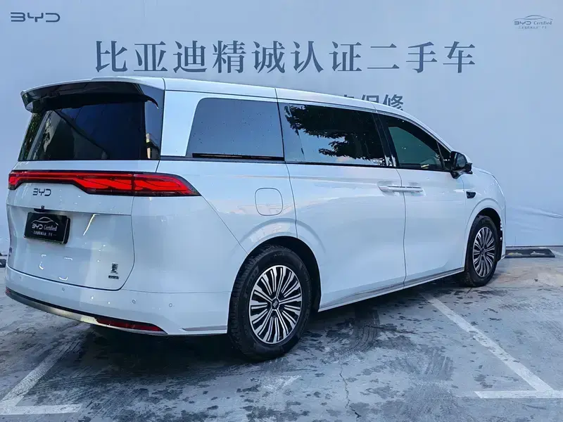 2025 BYD Xia (M9) с пробегом 9 000 км