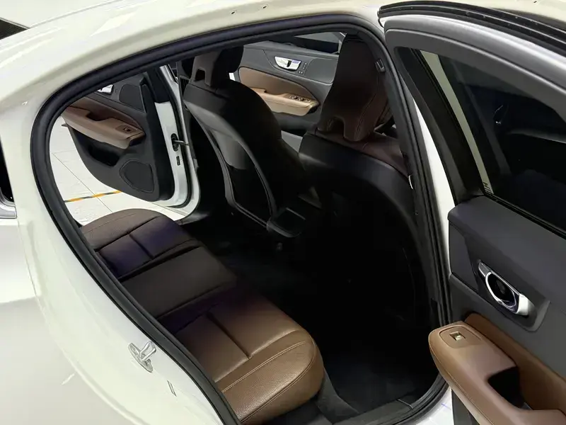 2025 Volvo S60 с пробегом 18 600 км
