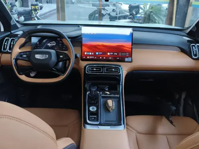 2025 Geely Boyue L с пробегом 28 000 км