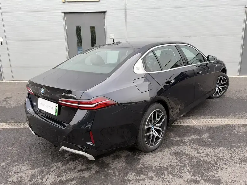 2025 BMW i5 с пробегом 8 500 км