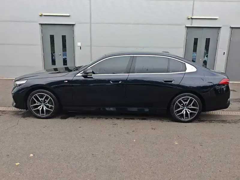 2025 BMW i5 с пробегом 14 500 км