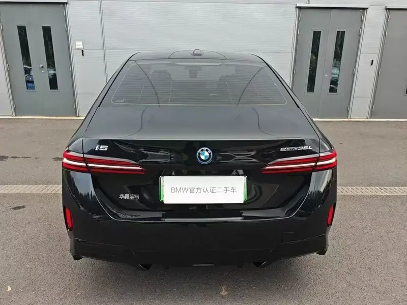 2025 BMW i5 с пробегом 14 500 км