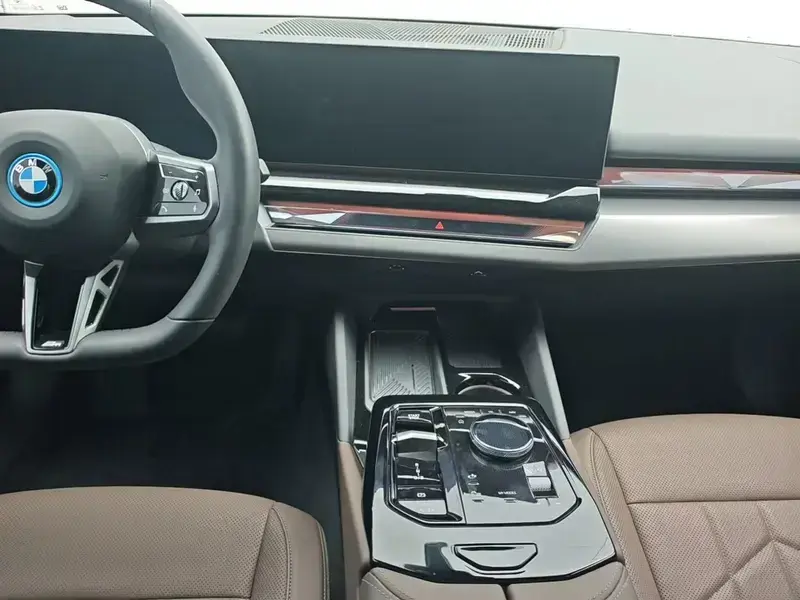 2025 BMW i5 с пробегом 14 500 км