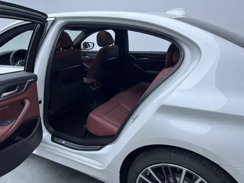 2022 BMW 5 серии с пробегом 25 100 км