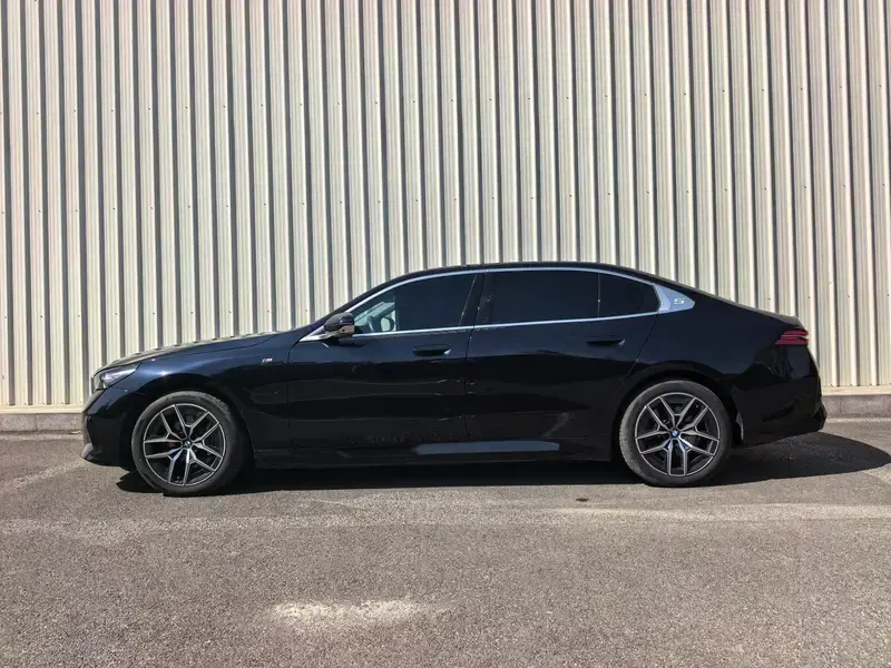 2025 BMW i5 с пробегом 15 000 км