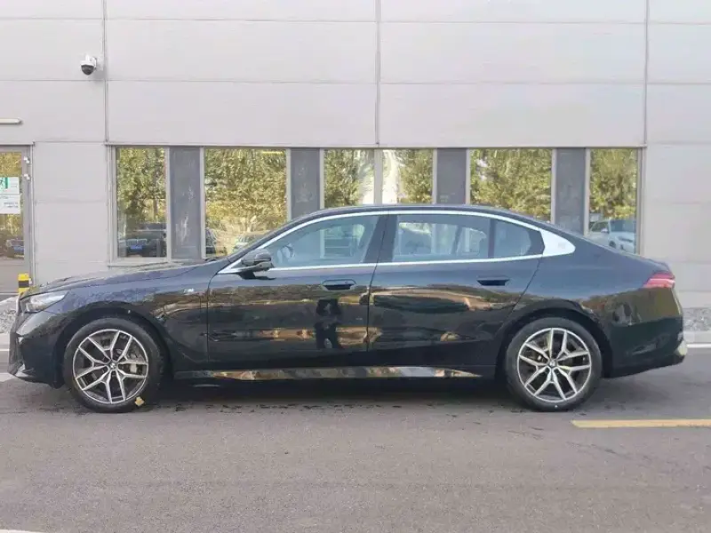 2025 BMW i5 с пробегом 30 000 км