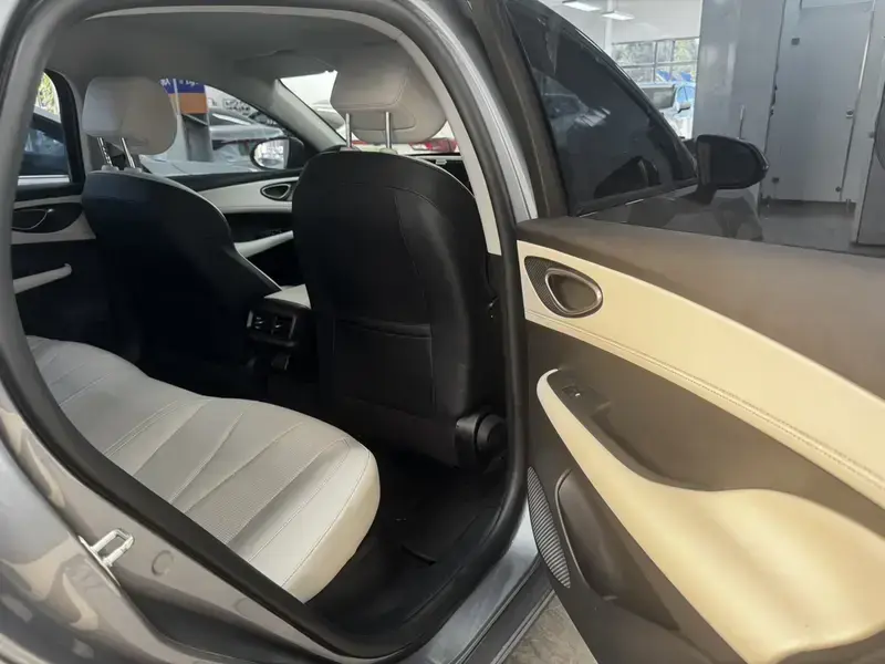 2025 BYD Seal 05 с пробегом 10 000 км