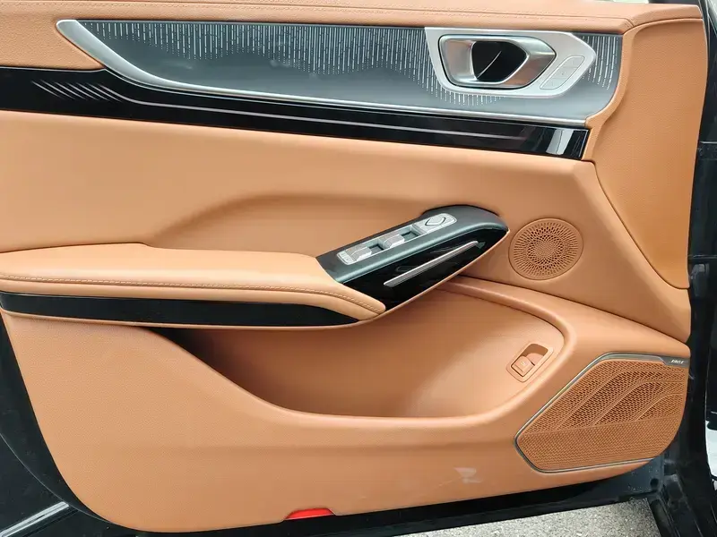2025 Hongqi H9 с пробегом 5 000 км