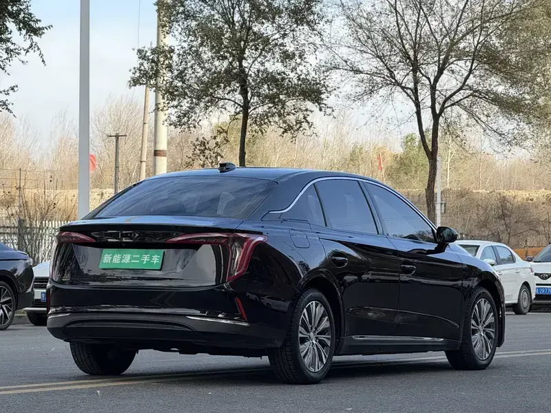 2022 Hongqi E-QM5 с пробегом 81 000 км