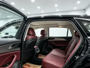 2023 Hongqi H5 с пробегом 28 000 км