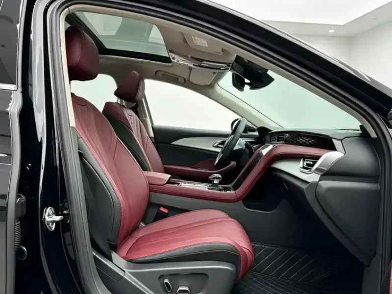 2025 Hongqi H5 с пробегом 3 000 км