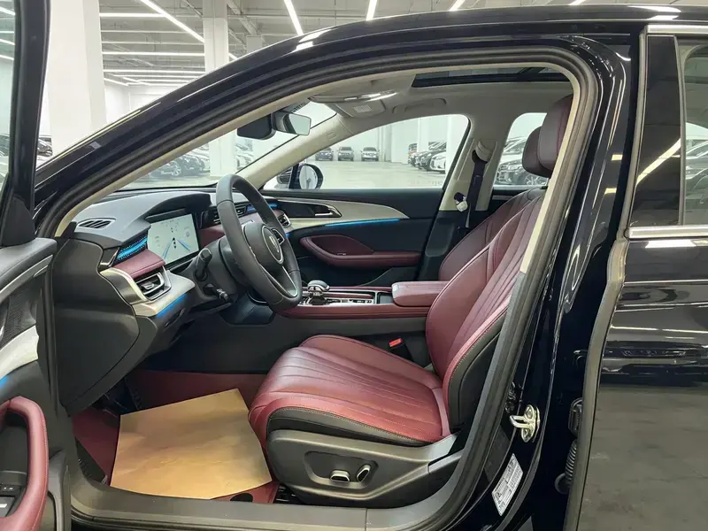 2025 Hongqi H5 с пробегом 12 000 км