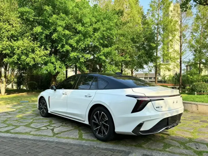 2025 Hongqi H6 с пробегом 5 000 км