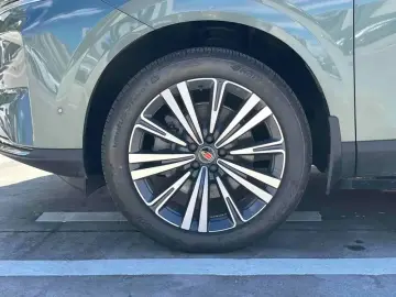 2026 Hongqi HS6 с пробегом 1 600 км